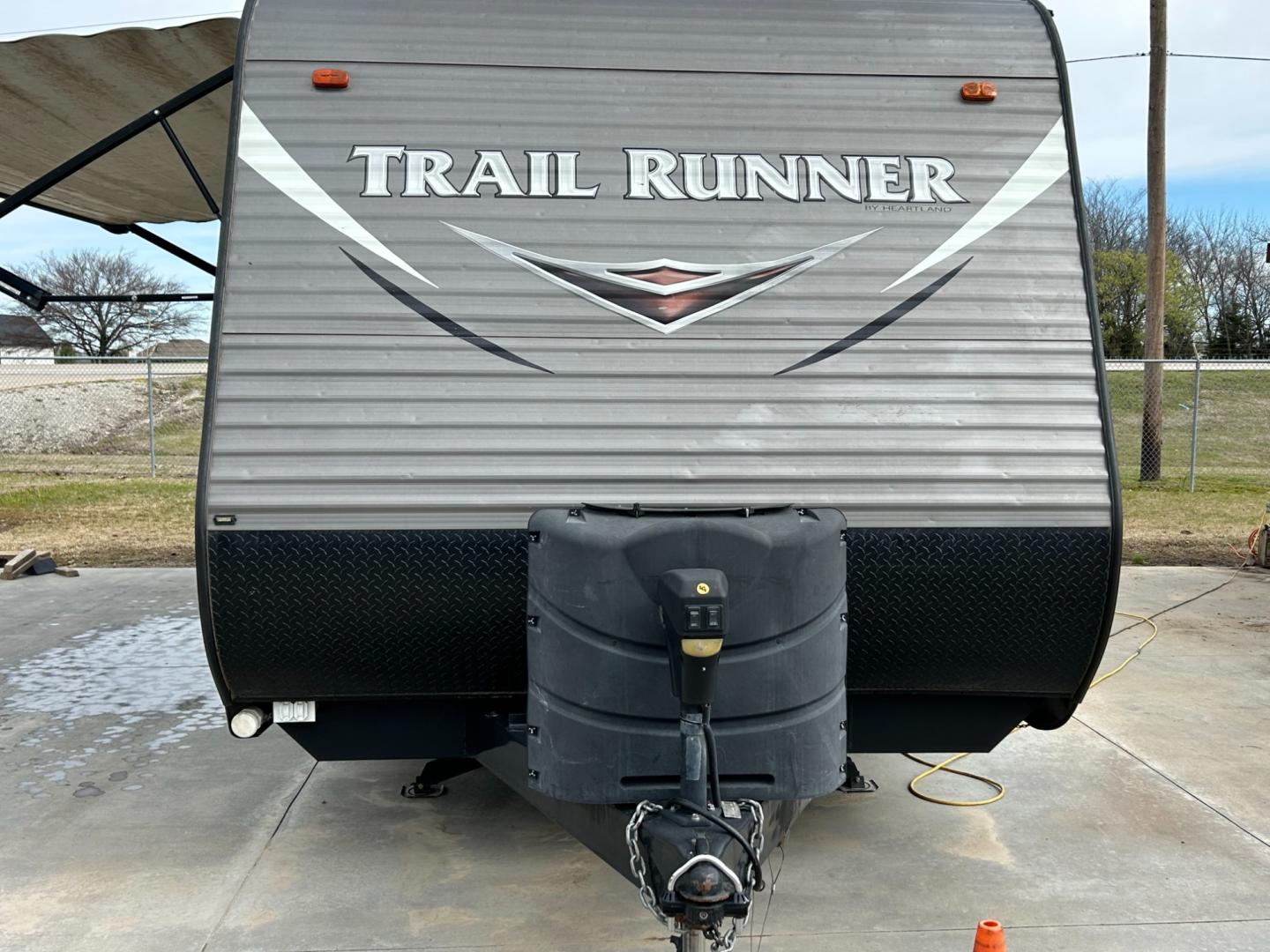 2017 BROWN /TAN HEARTLAND TRAIL RUNNER TOY HAULER (5SFEB3025HE) , located at 17760 Hwy 62, Morris, OK, 74445, 35.609104, -95.877060 - Get ready to take your family camping and spend some time outdoors playing with your off-road toys. Take this 2017 Heartland Trail Runner 26TH toy hauler travel trailer to the outdoor playground of your choice! As you walk into this camper you will notice the kitchen, it has a 3 burner stove, micro - Photo#6